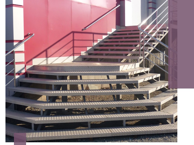 Лестницы для магазина в Воронеже — изготовление и монтаж