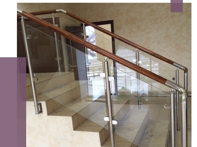 Комбинированные перила из металла и дерева в Воронеже